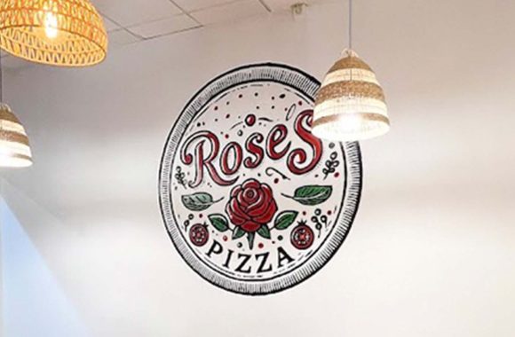 https://restauranteslosalcazares.com/wp-content/uploads/2025/08/roses-pizza-restaurantes-los-alcazares-www.restauranteslosalcazares.com_.jpg