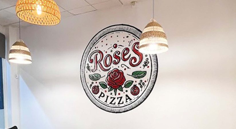 https://restauranteslosalcazares.com/wp-content/uploads/2025/08/roses-pizza-restaurantes-los-alcazares-www.restauranteslosalcazares.com_.jpg